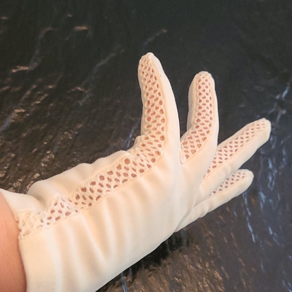Short White Gloves with Mesh Sides Vintage - Picture 7 of 8